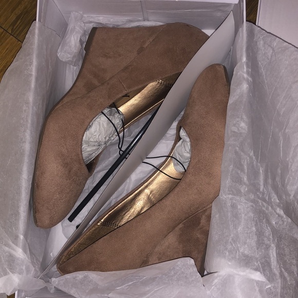 Nude Camel Taupe Pointy Almond Toe Single Sole Wedge Pump 8 - Picture 2 of 3